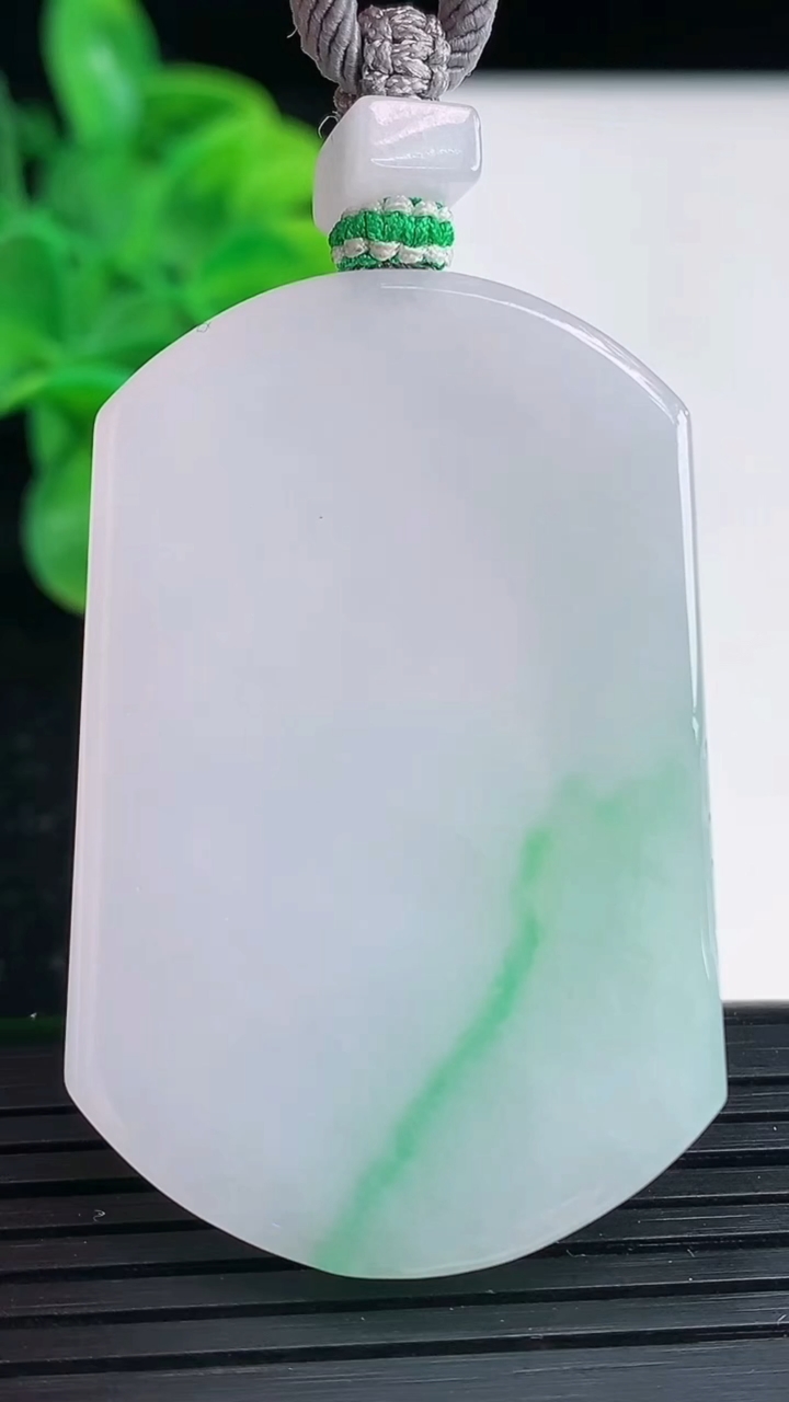 天然A货翡翠无事牌吊坠尺寸47.7-31.3-5.2重量:25.52g
4月4日