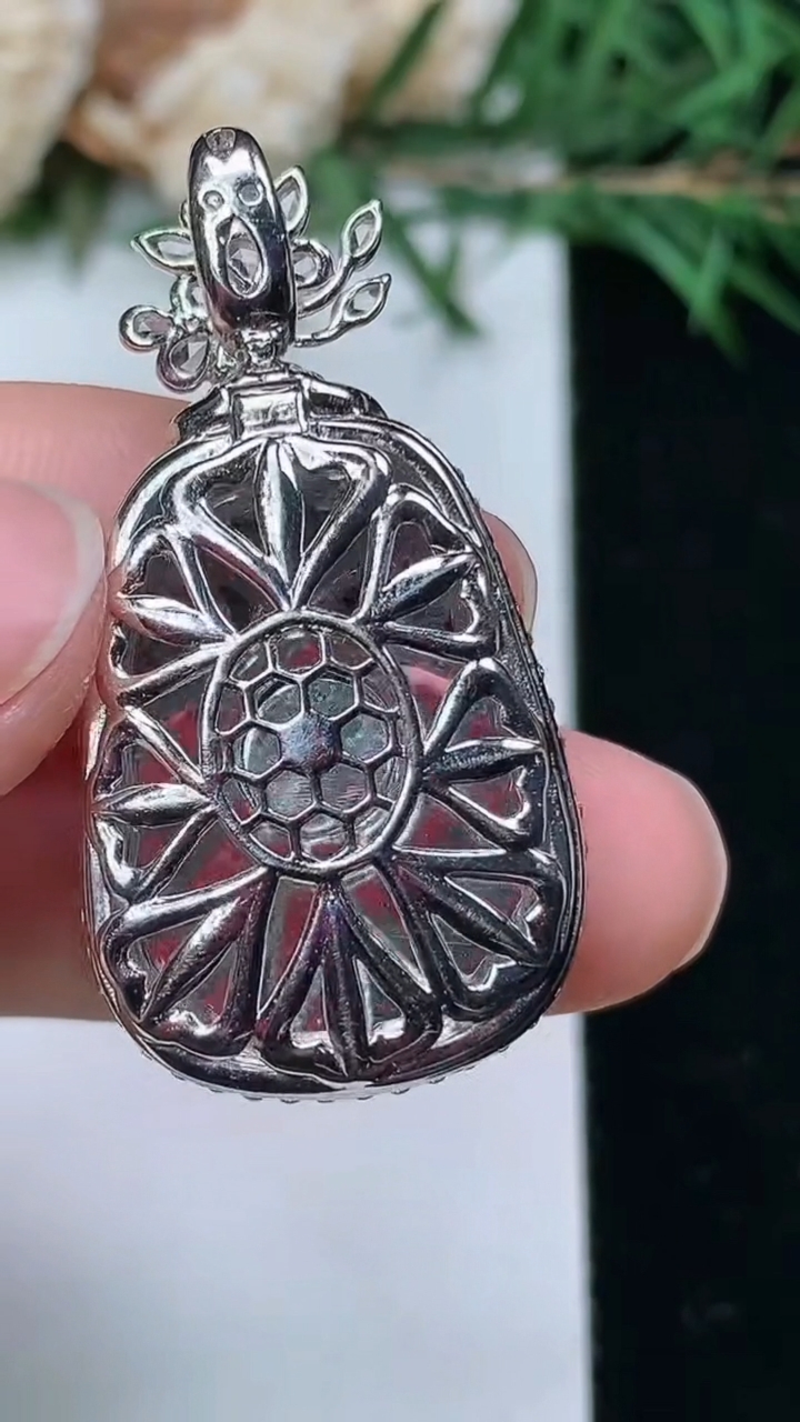 天然A货翡翠如意吊坠，尺寸36.2-18.8-8.3
4月4日