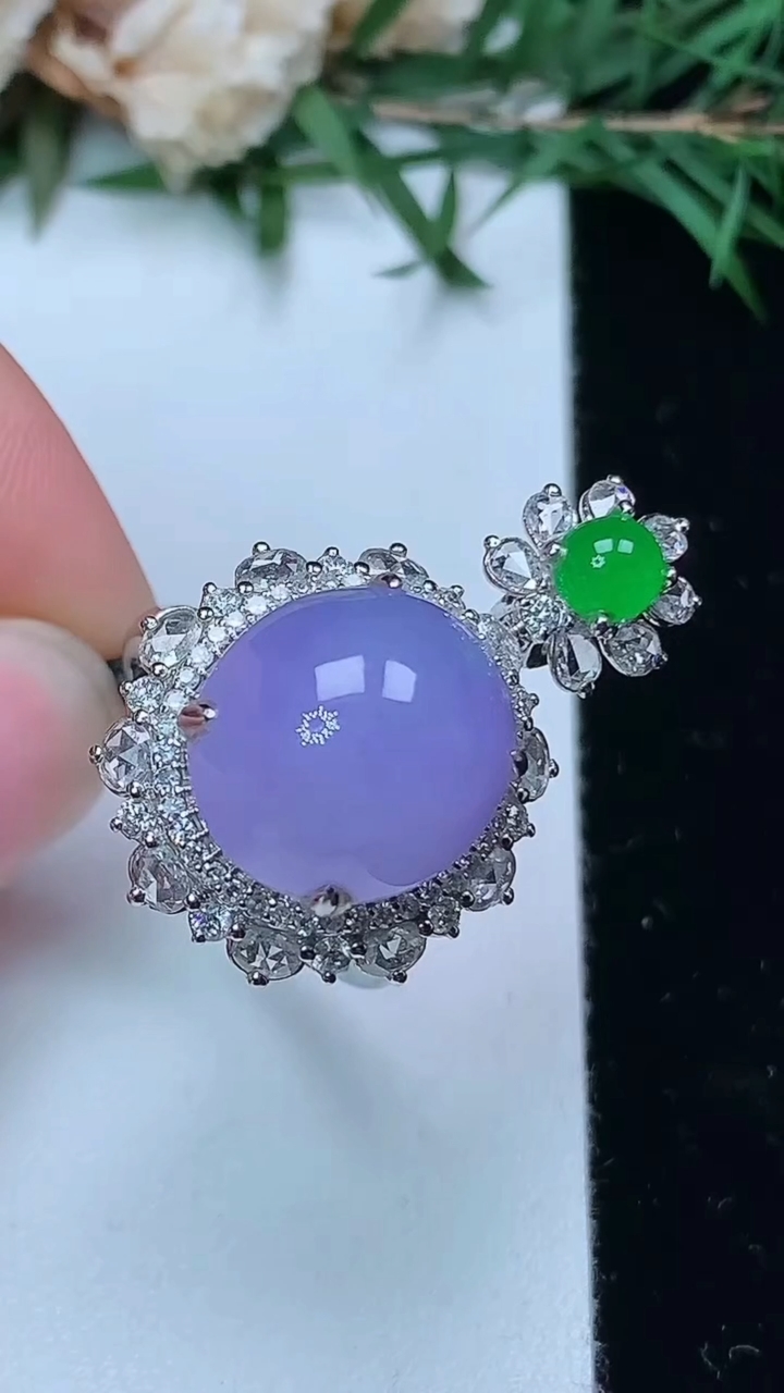 天然A货翡翠紫罗兰蛋面戒指 吊坠两用款，尺寸17.5-13.7-12.5，重量:9.10g2026年