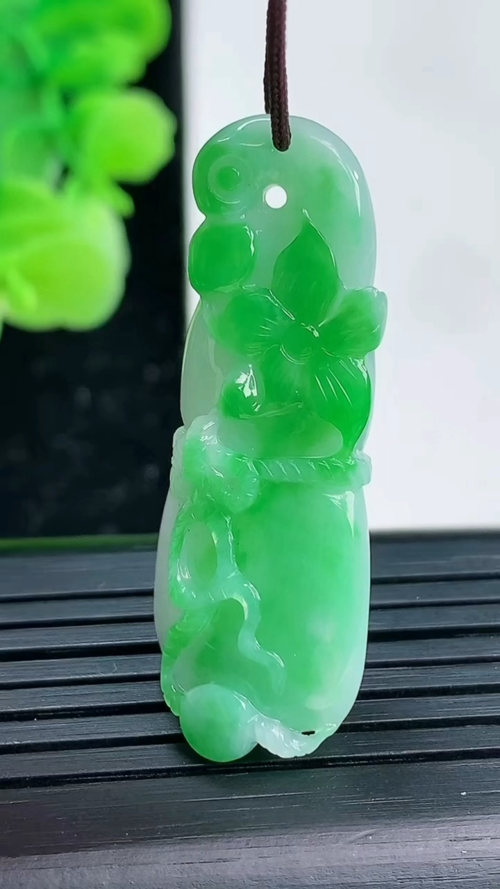 天然A货翡翠葫芦吊坠尺寸39.5-15.4-10.3重量:9.47g
4月4日