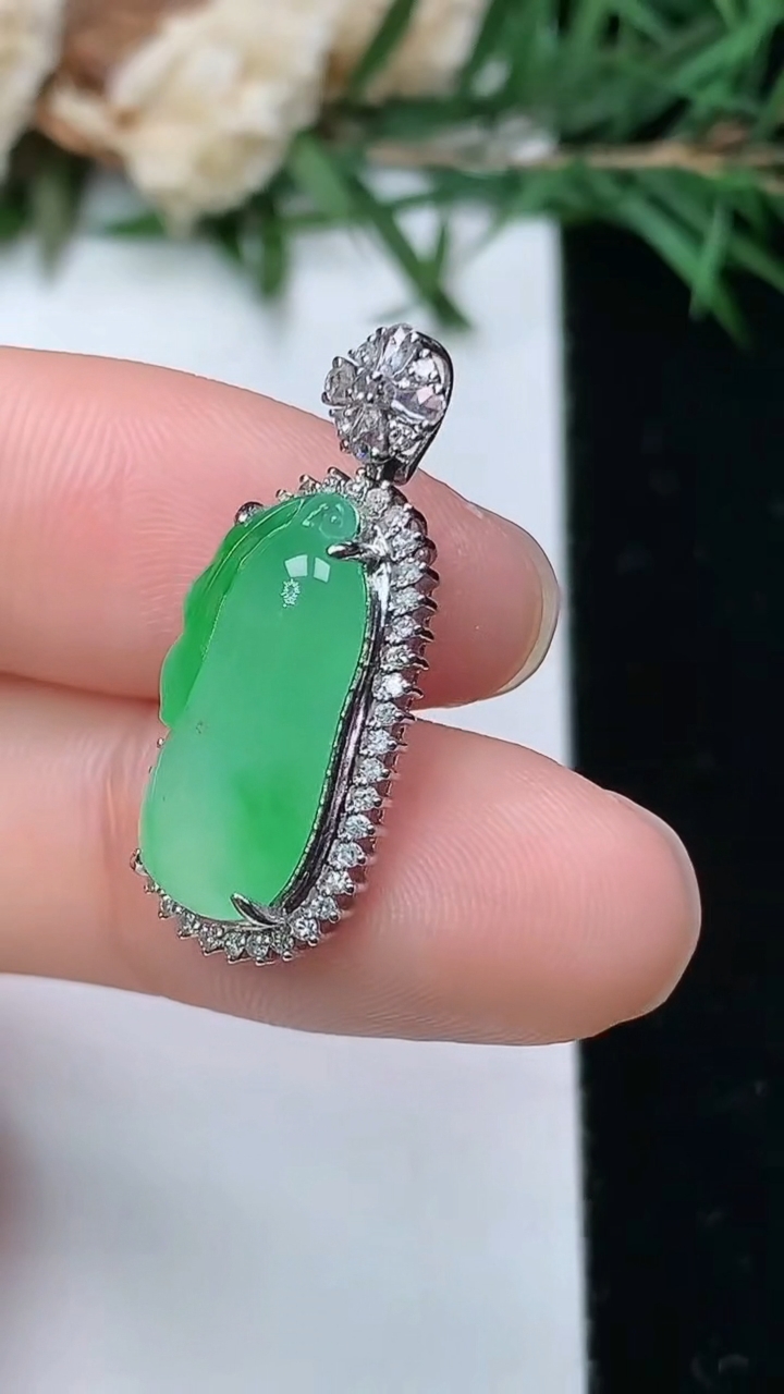 天然A货翡翠福瓜吊坠，尺寸25.6-10.8-7.6，裸石16.8-7.3，重量:2.88g
4月4日