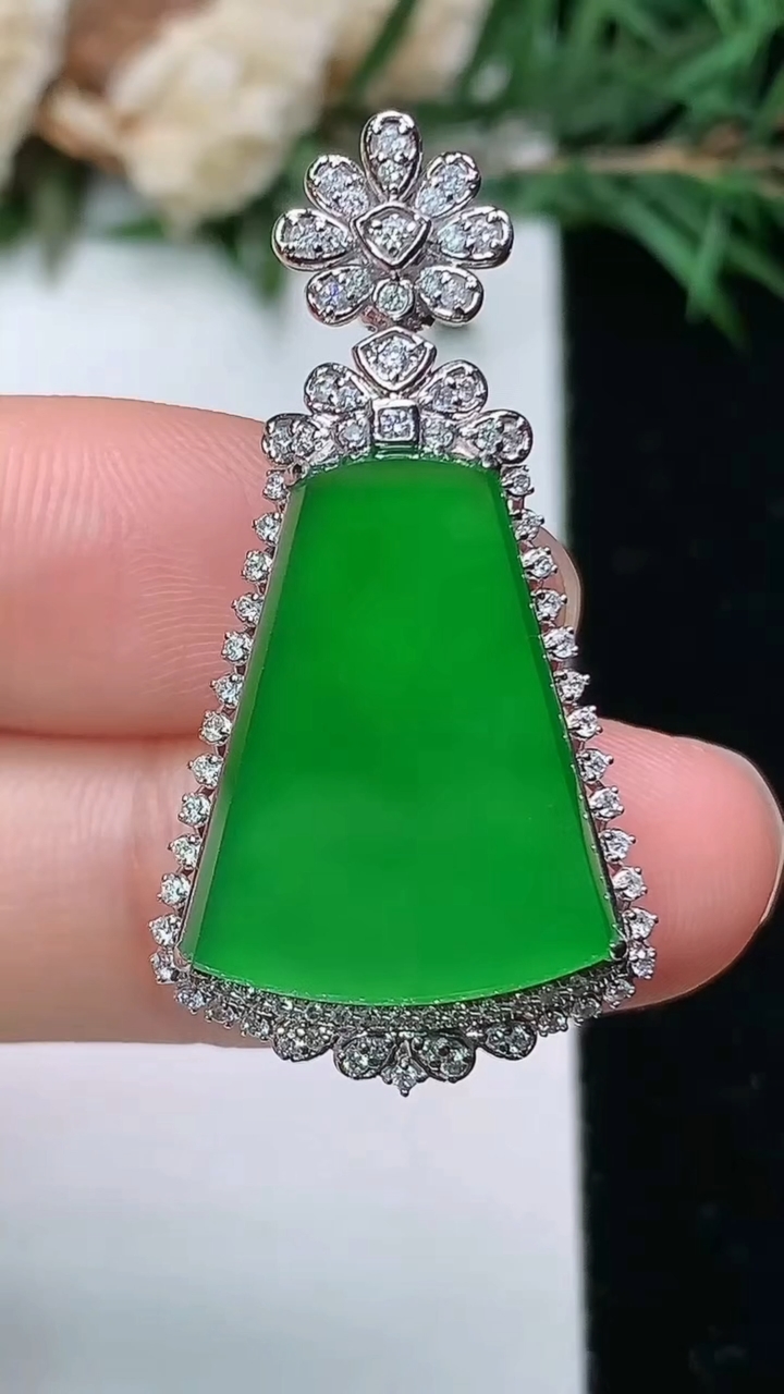 天然A货翡翠无事牌吊坠，尺寸35.9-18.8-8，裸石19.5-15.2，重量:5.12g
4月4