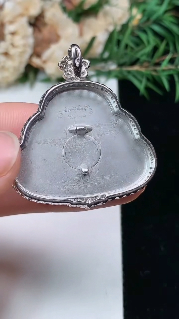 天然A货翡翠佛公吊坠，尺寸35.2-32.5-7.8，裸石23.7-29.9，重量:9.21g
4月4日，重量:9.21g