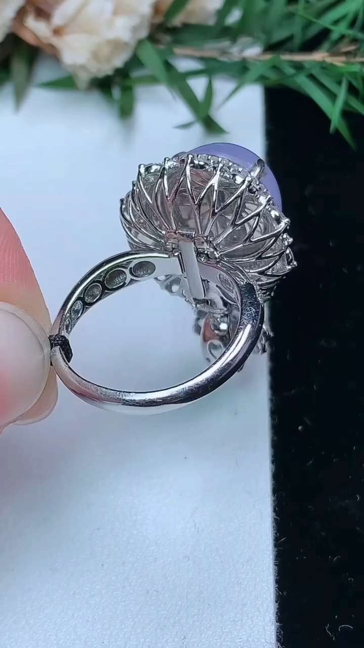 天然A货翡翠紫罗兰蛋面戒指 吊坠两用款，尺寸17.5-13.7-12.5，重量:9.10g2026年4月4日
工厂直销收藏佳品,种好水足，色泽均匀，有种有色，上手高大气！