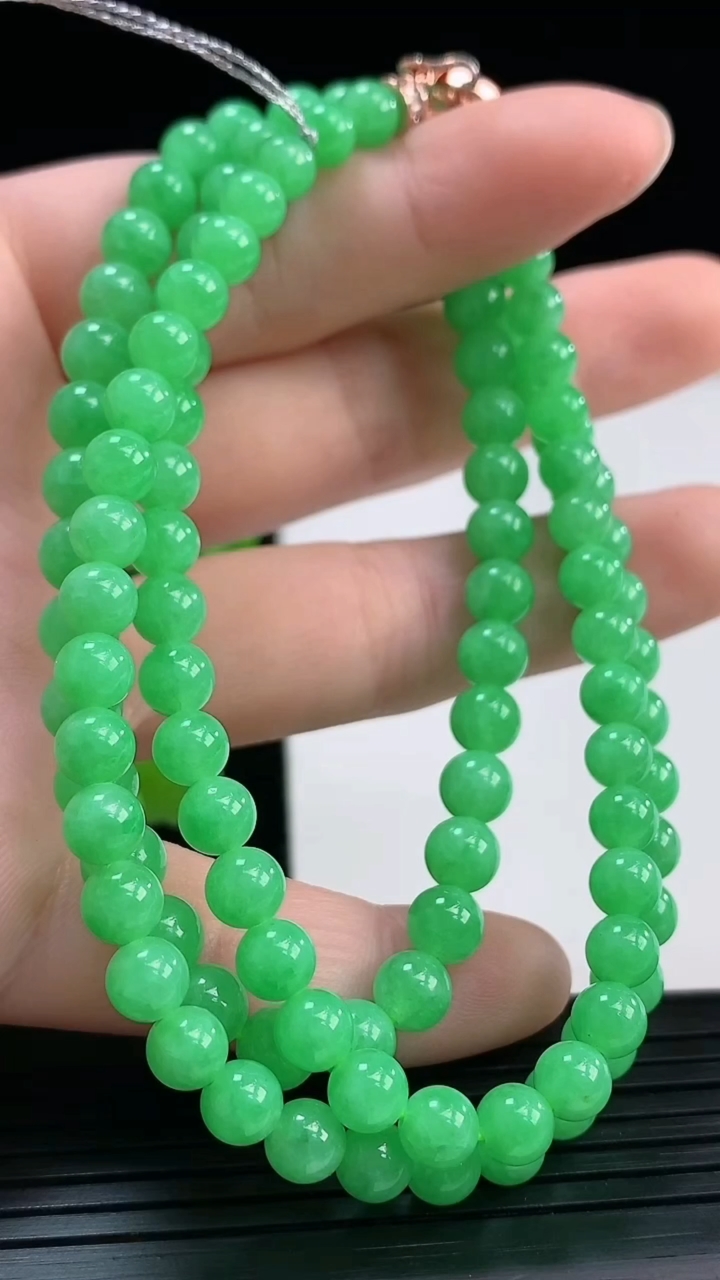 天然A货翡翠圆珠项链尺寸5.5-108颗重量:32.66g
4月4日