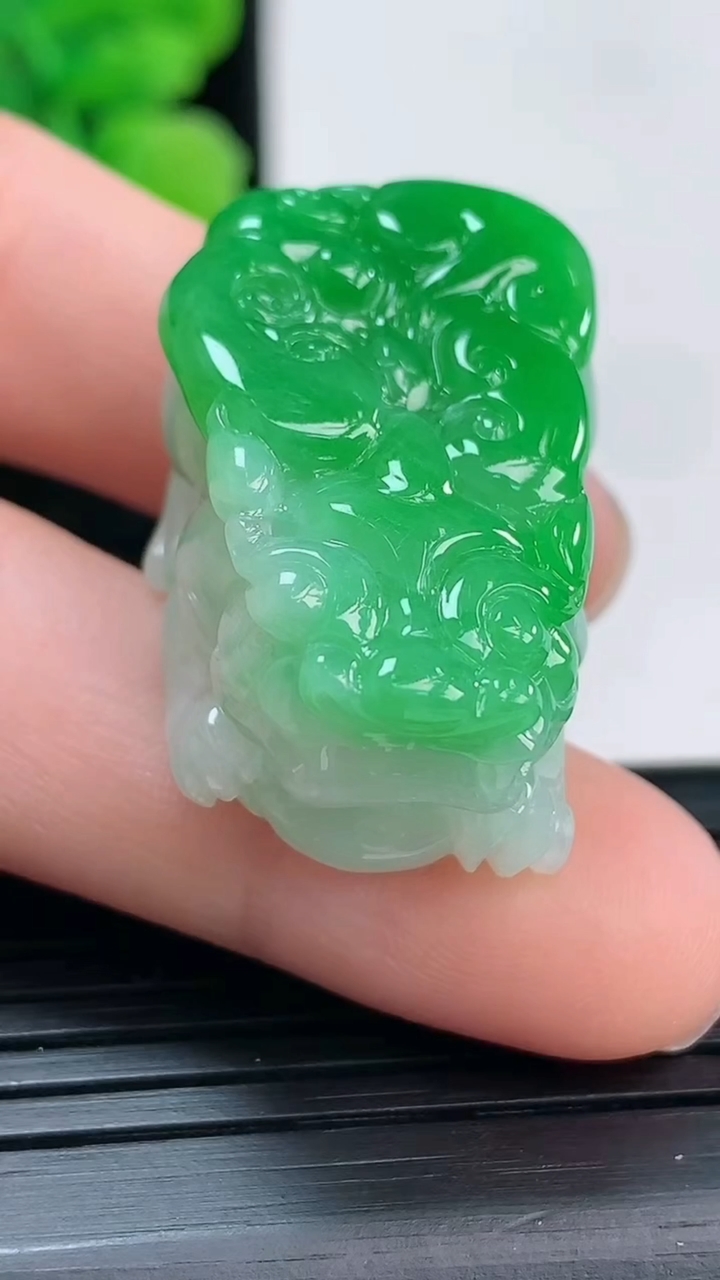 天然A货翡翠貔貅吊坠尺寸30.2-19.4-14重量:18.53g
4月4日