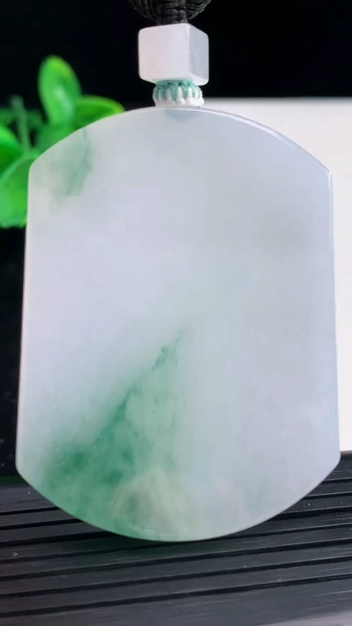 天然A货翡翠飘花无事牌吊坠尺寸54-41-6重量:43.76g
4月4日