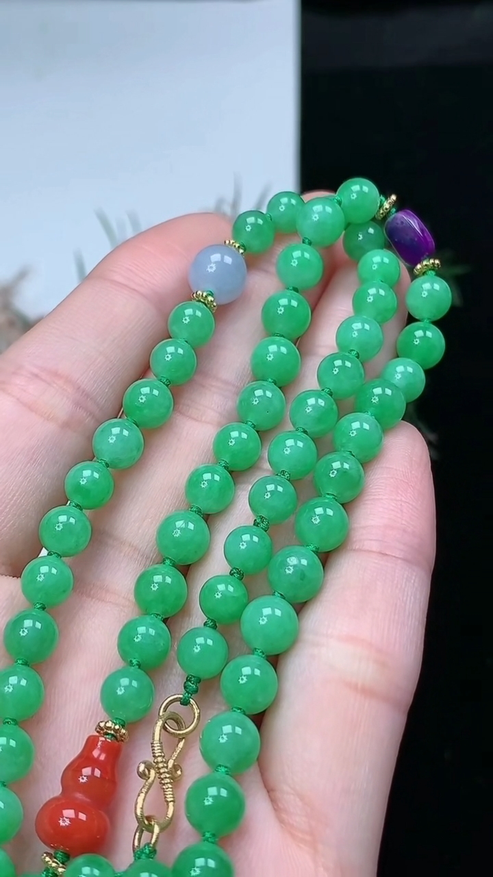 天然A货翡翠圆珠项链，尺寸6-81颗，重量:30.38g4月4日
工厂直销收藏佳品,种好水足，色泽均匀，有种有色，上手高大气！