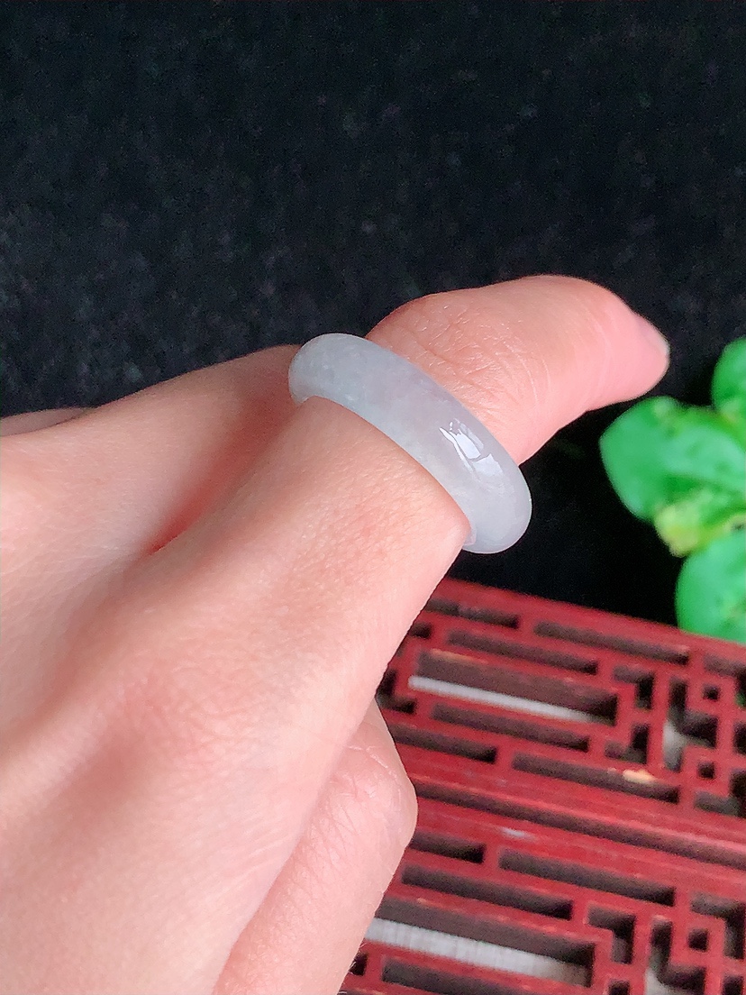 天然A货翡翠白冰白月光素面戒指 
尺寸17-5.8-4mm 重量4.00g 0404