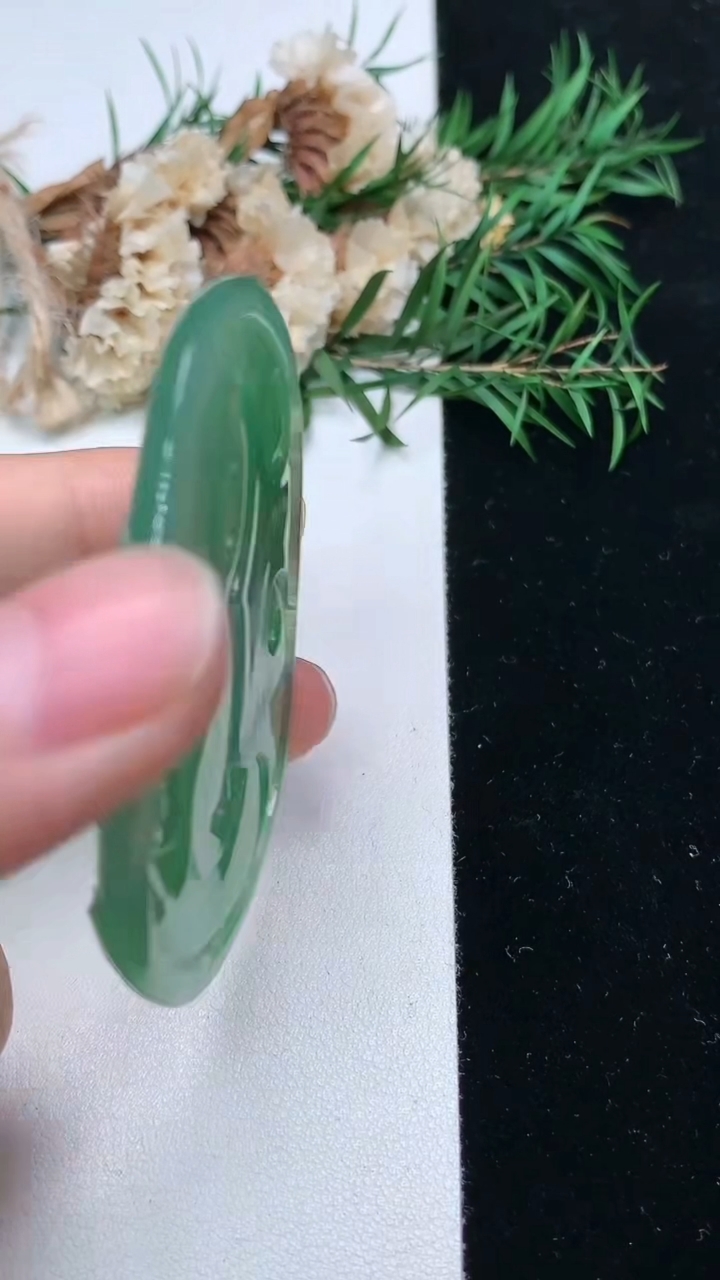 天然A货翡翠观音菩萨吊坠，尺寸54.7-46.6-5，重量:24.82g
4月4日