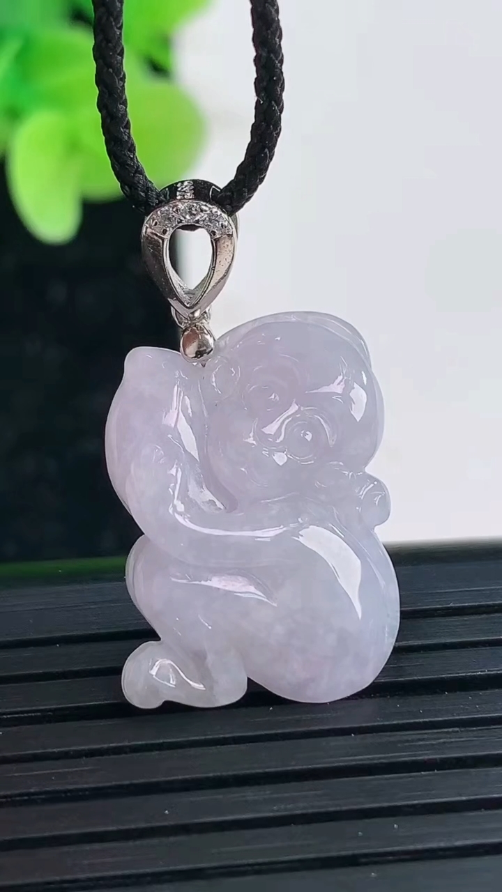 天然A货翡翠紫罗兰生肖猴吊坠尺寸22.2-15-6.2重量:3.93g
4月4日