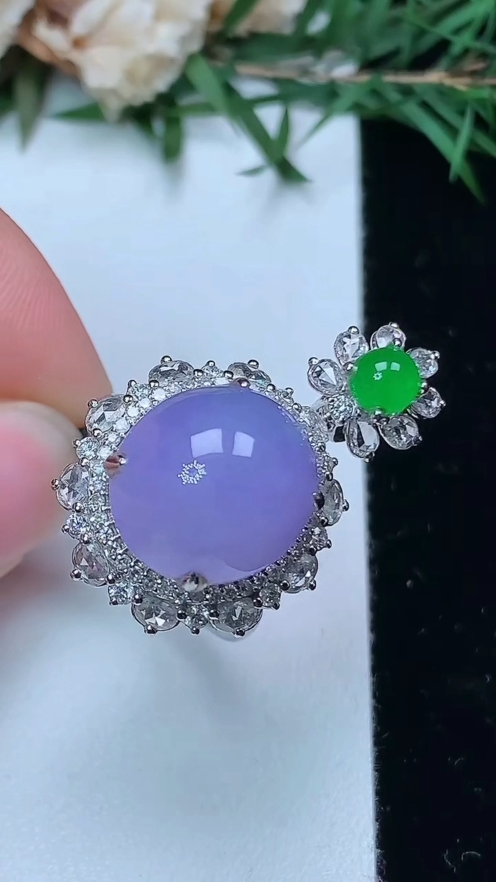 天然A货翡翠紫罗兰蛋面戒指 吊坠两用款，尺寸17.5-13.7-12.5，重量:9.10g2026年