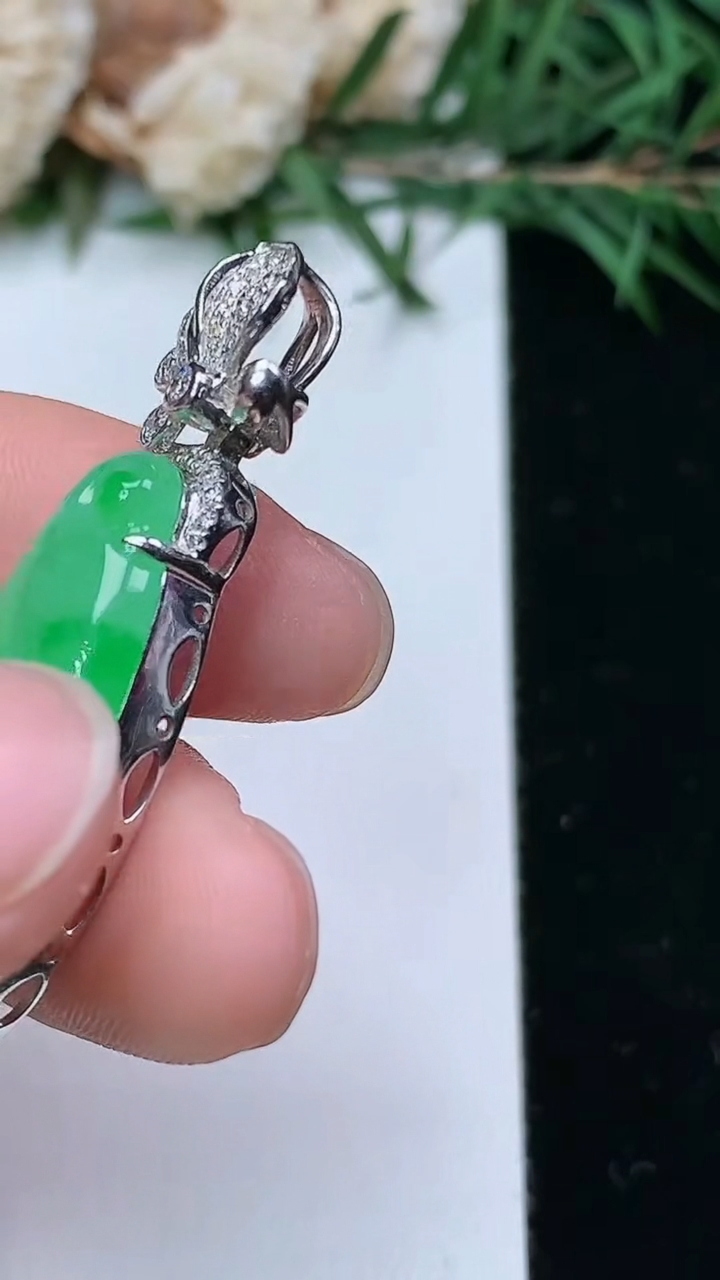 天然A货翡翠福瓜吊坠，尺寸28.8-13.5-6.6，重量:7.00g
4月4日