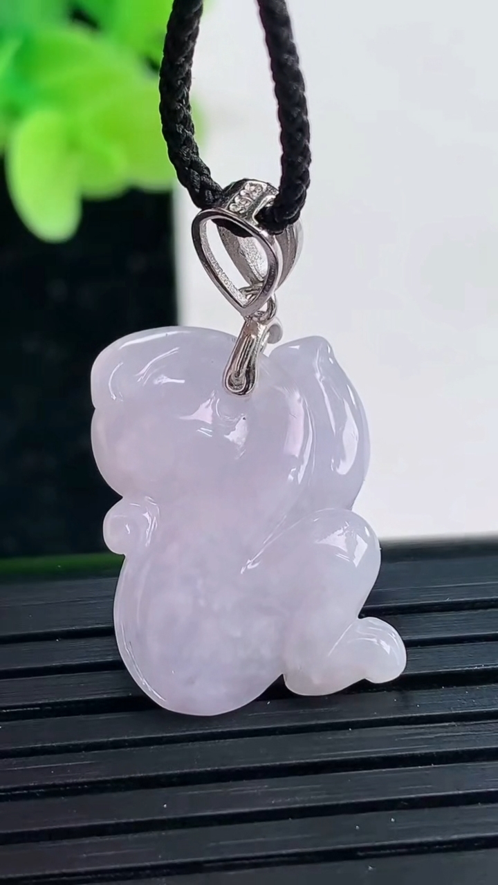 天然A货翡翠紫罗兰生肖猴吊坠尺寸22.2-15-6.2重量:3.93g
4月4日