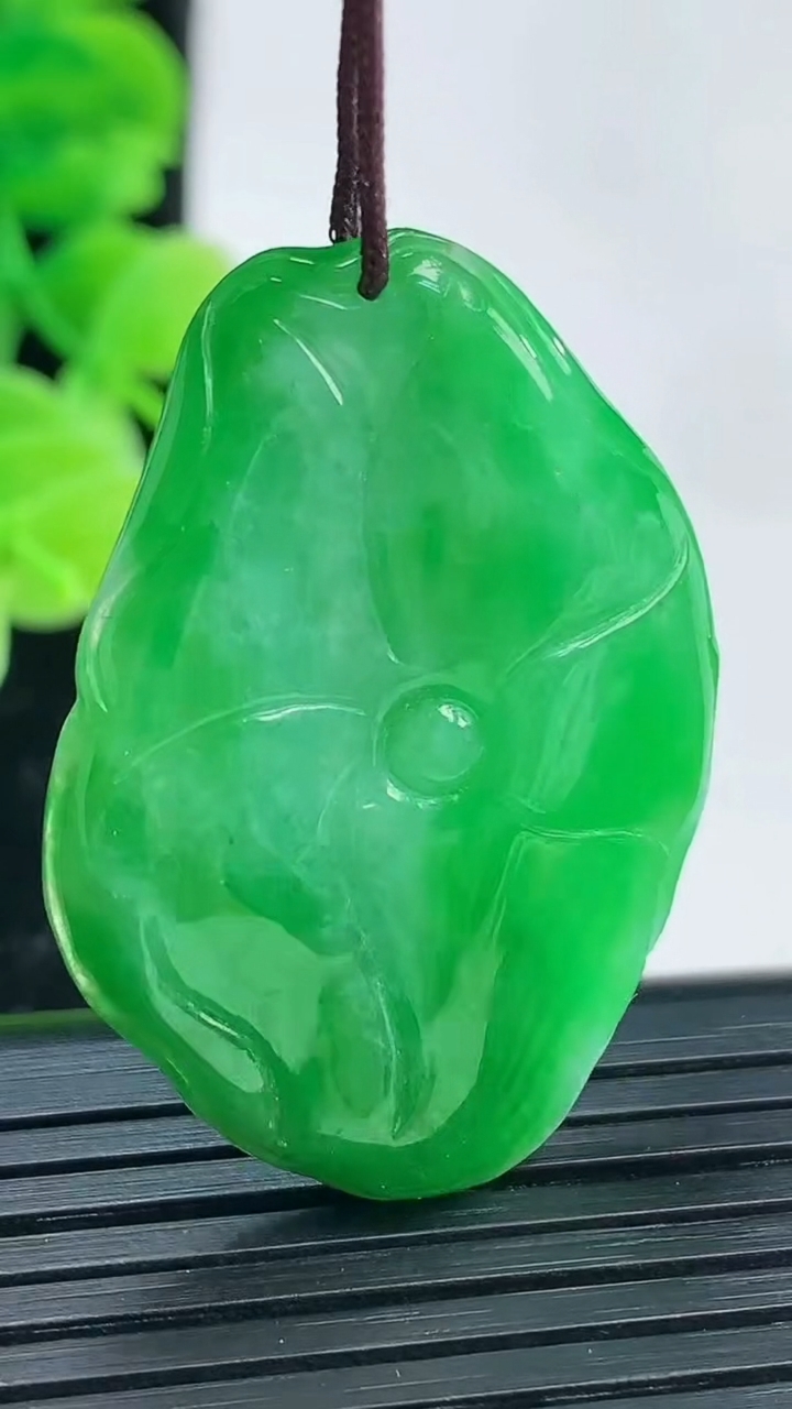 天然A货翡翠荷叶吊坠尺寸38.5-26.8-5.7重量:10.18g
4月4日