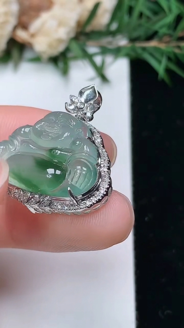 天然A货翡翠佛公吊坠，尺寸26-24.4-8.3，裸石15.3-22，重量:4.22g
4月4日