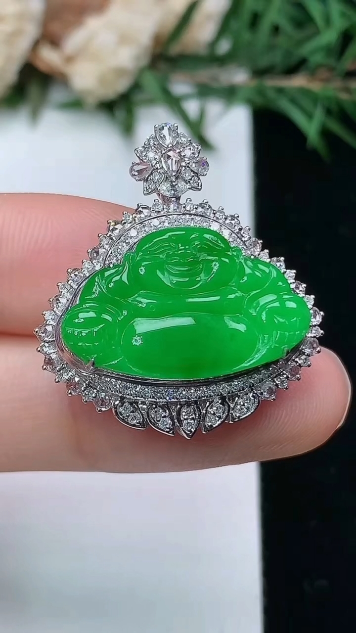 天然A货翡翠佛公吊坠，尺寸27.5-25-10，裸石12.9-20.8，重量:4.85g
4月4日