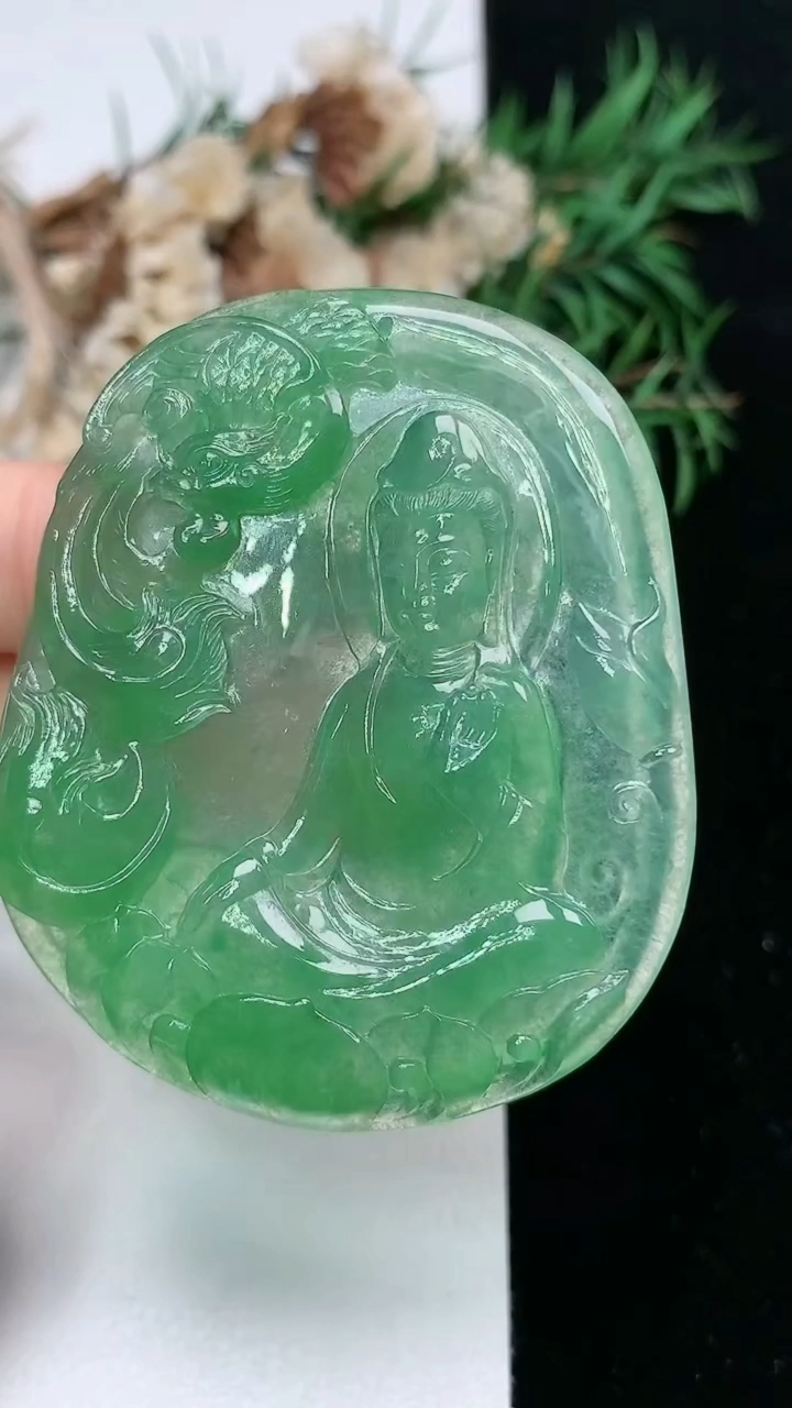 天然A货翡翠观音菩萨吊坠，尺寸54.7-46.6-5，重量:24.82g
4月4日