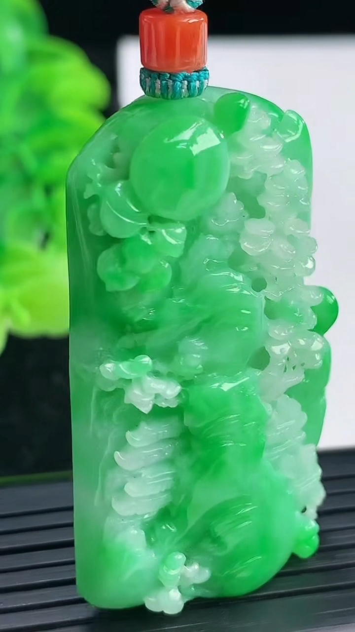 天然A货翡翠山水牌吊坠尺寸49.7-27.6-11.8重量:39.69g
4月4日