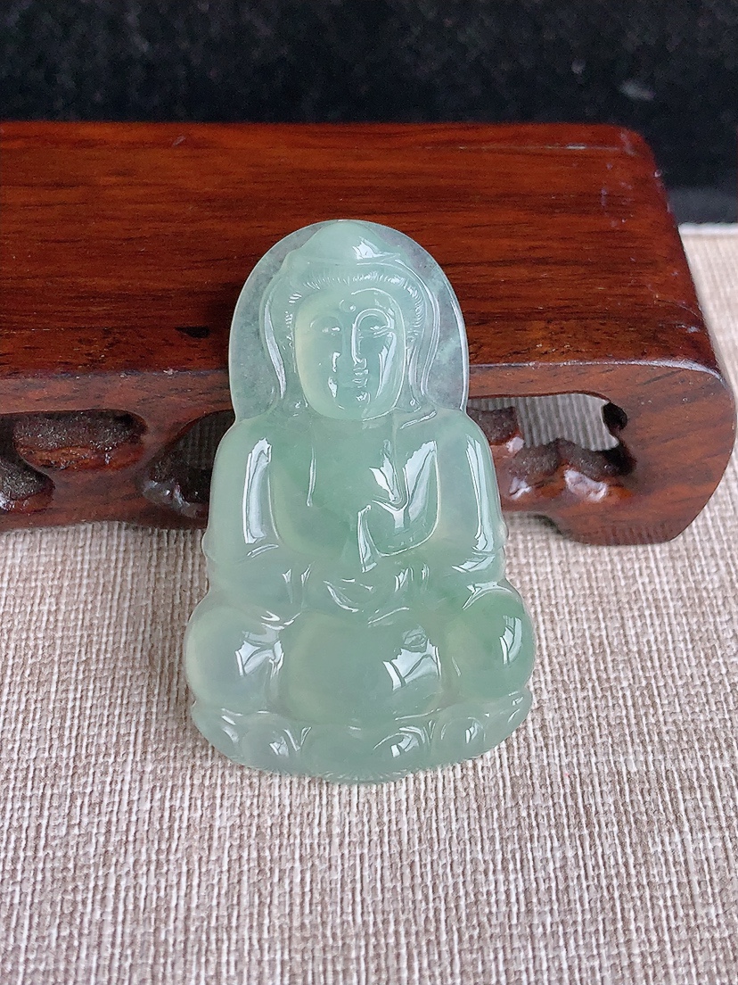 天然A货翡翠晴水正装观音吊坠 
尺寸49.3-30.7-6mm 重量14.86g 0404