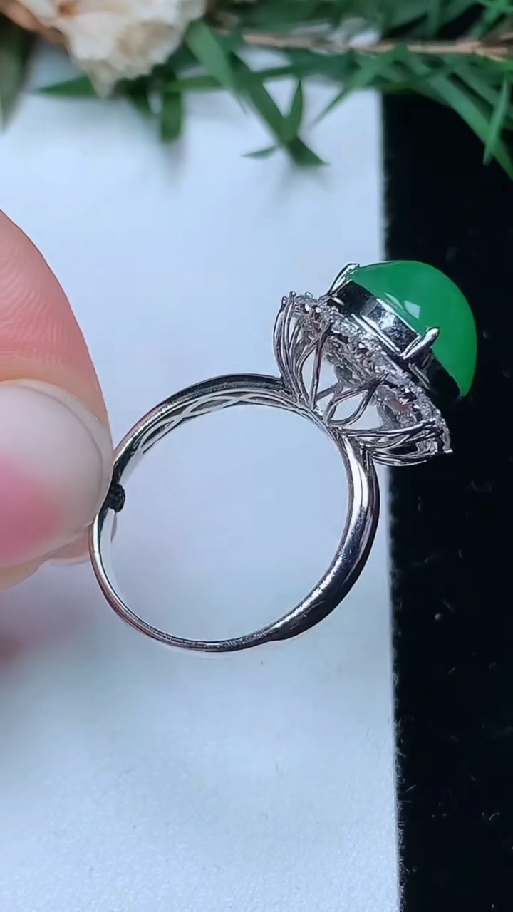 天然A货翡翠蛋面戒指，尺寸17.2-11.9-10.8，重量:4.31g2026年4月4日
工厂直销收藏佳品,种好水足，色泽均匀，有种有色，上手高大气！