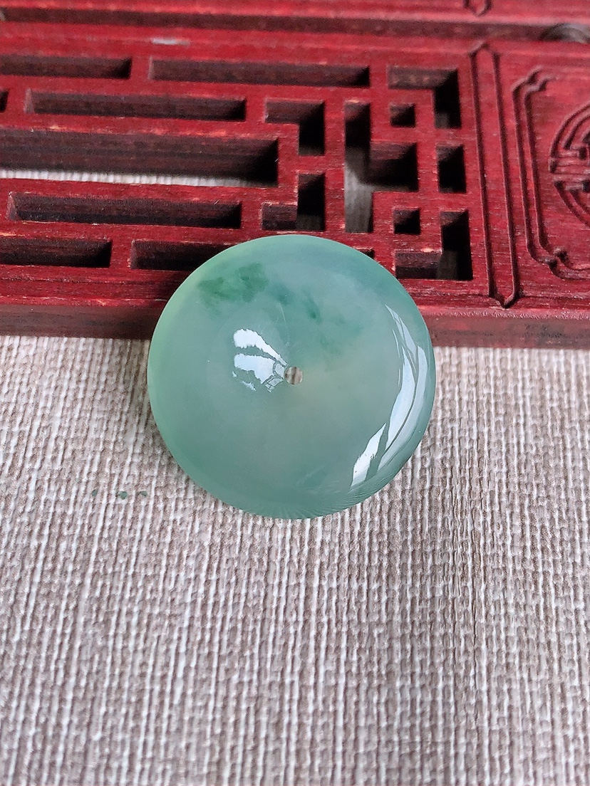 天然A货翡翠飘花平安扣吊坠 
尺寸24.6-5mm 重量6.18g 0404