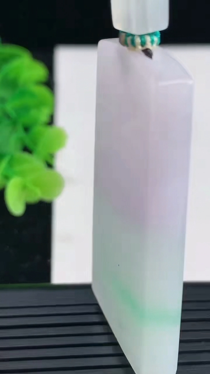 天然A货翡翠无事牌吊坠尺寸53.1-27.3-6.3重量:32.92g
4月4日