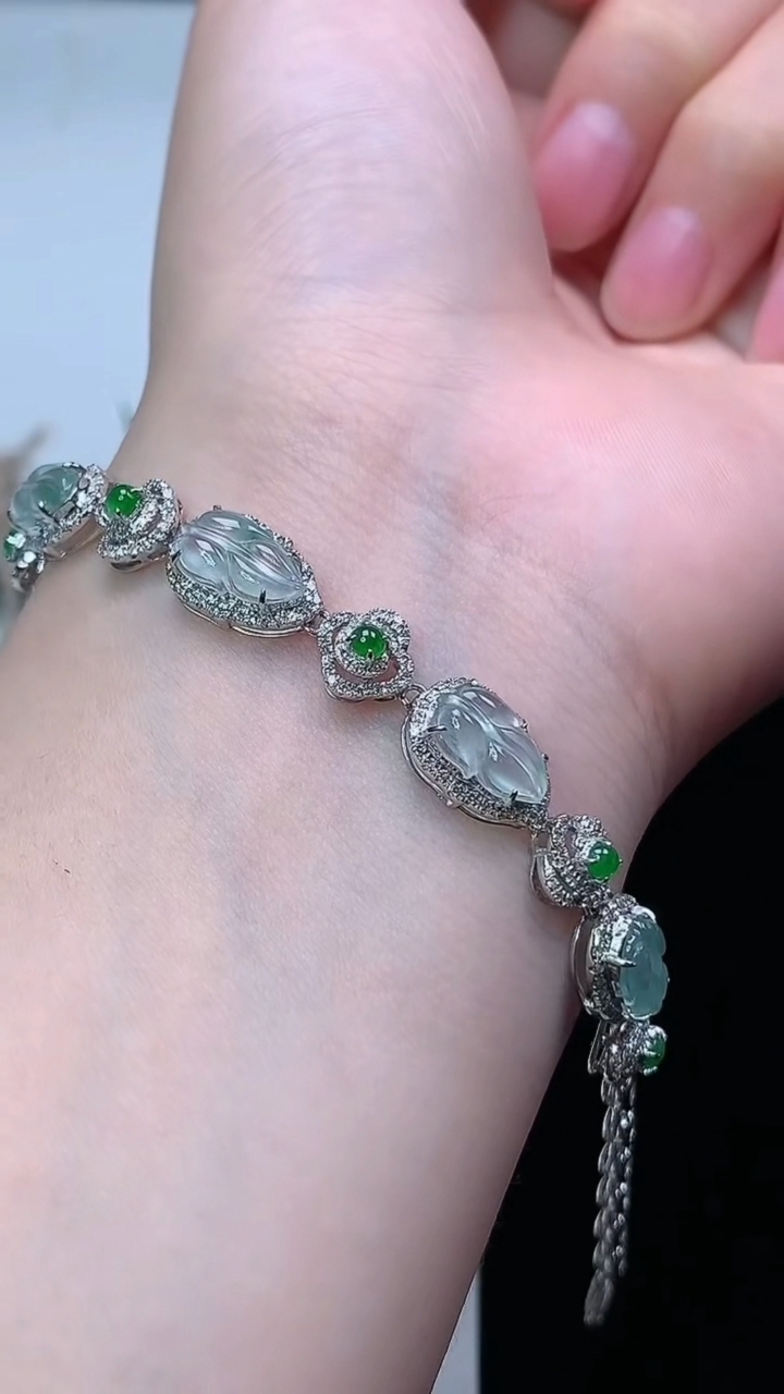 天然A货翡翠飘花金枝玉叶 叶子手链，尺寸10-5.8，重量:7.76g
4月4日