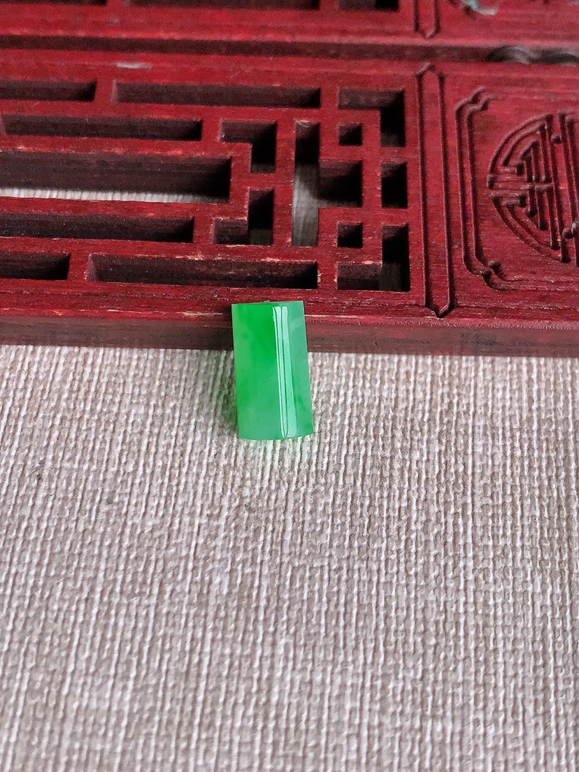 天然A货翡翠飘阳绿马鞍镶嵌件 
尺寸12.2-6.6-4.8mm 重量1.08g 0403