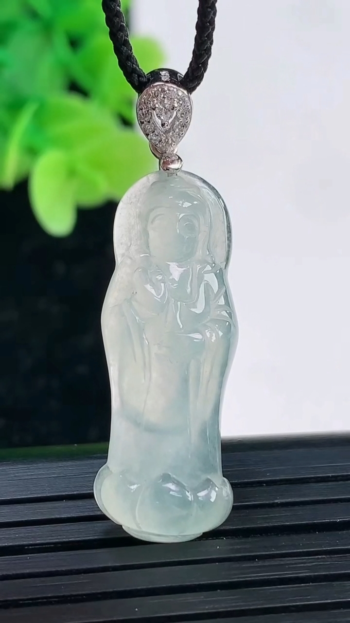 天然A货翡翠观音菩萨吊坠尺寸30.9-11.4-4.9重量:3.38g
4月4日