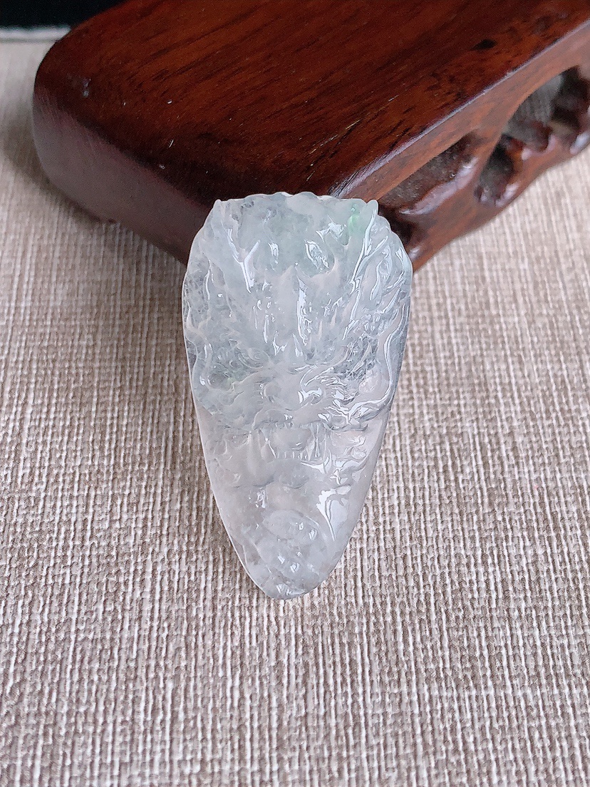 天然A货翡翠飘绿龙牌吊坠 
尺寸38-21.4-5.8mm 重量8.12g 0404