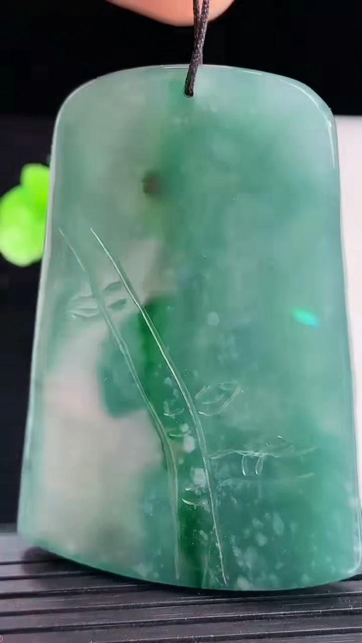 天然A货翡翠蓝水山水牌吊坠尺寸60.1-42.4-7重:40.46g 66
4月4日