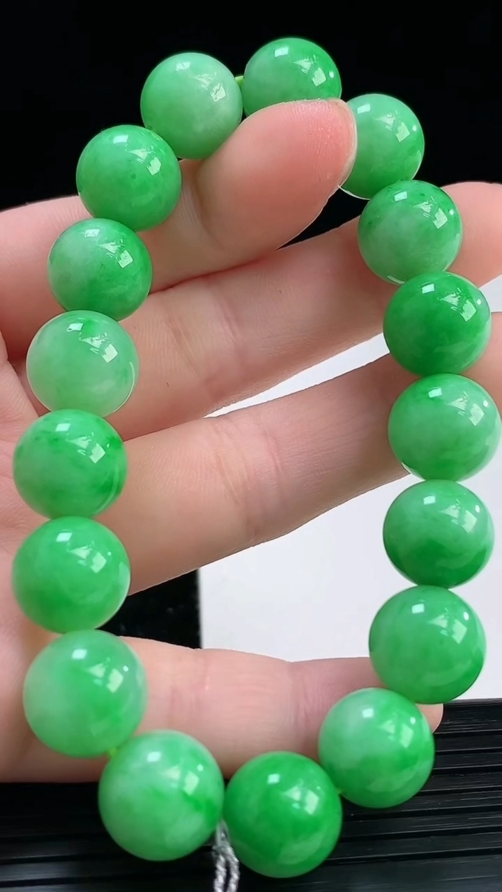 天然A货翡翠圆珠手串尺寸11-17颗重量:43.28g4月4日
工厂直销收藏佳品,种好水足，色泽均匀，有种有色，上手高大气！