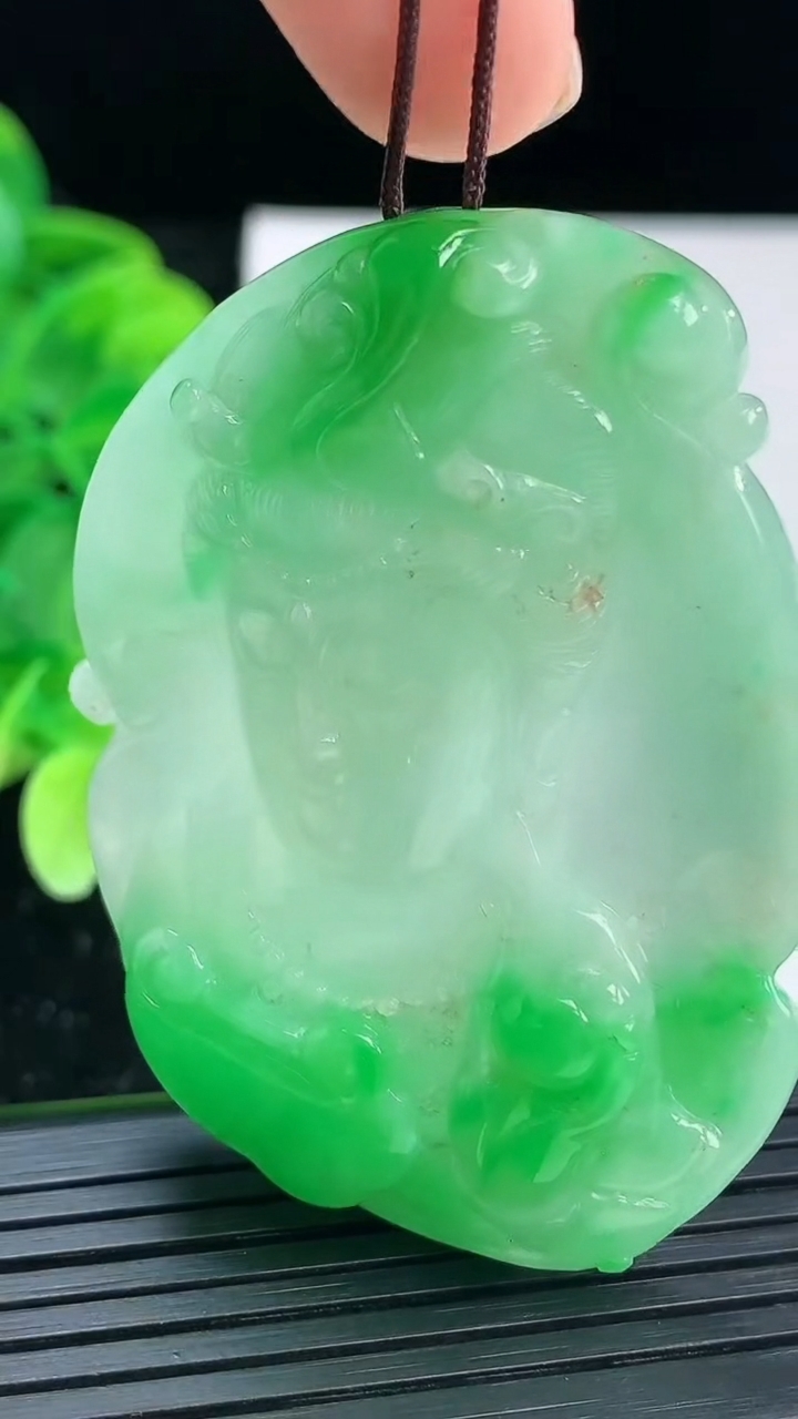 天然A货翡翠度母观音吊坠尺寸54.1-40.5-7.8重量:29.09g
4月4日