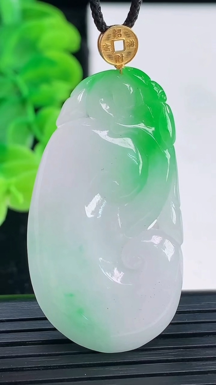 天然A货翡翠如意吊坠尺寸44-23.9-4.1重量:9.35g
4月4日