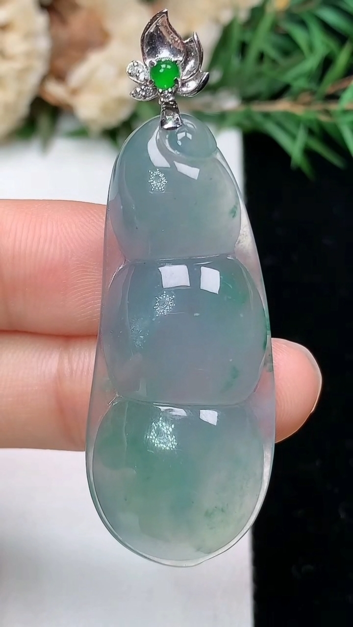 天然A货翡翠福豆吊坠，尺寸42.7-18-6.7，重量:9.50g
4月4日