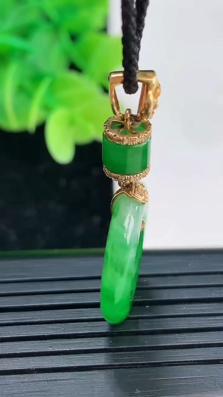 天然A货翡翠平安环吊坠尺寸18.9-3.4重量:3.65g
4月4日