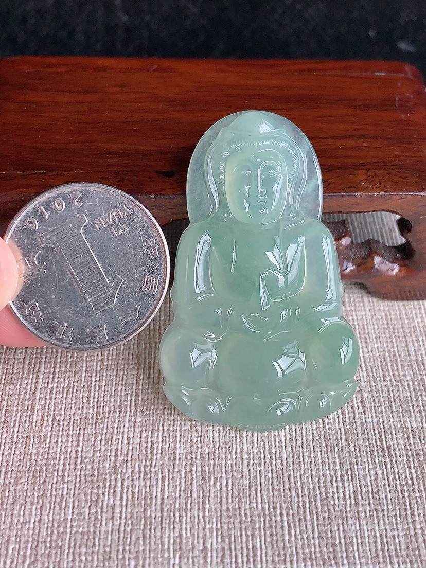 天然A货翡翠晴水正装观音吊坠 
尺寸49.3-30.7-6mm 重量14.86g 0404