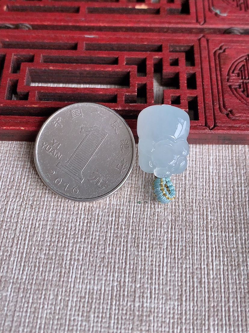 天然A货翡翠立体生肖猪福猪吊坠 
尺寸18-12.5-9mm 重量4.53g 0404