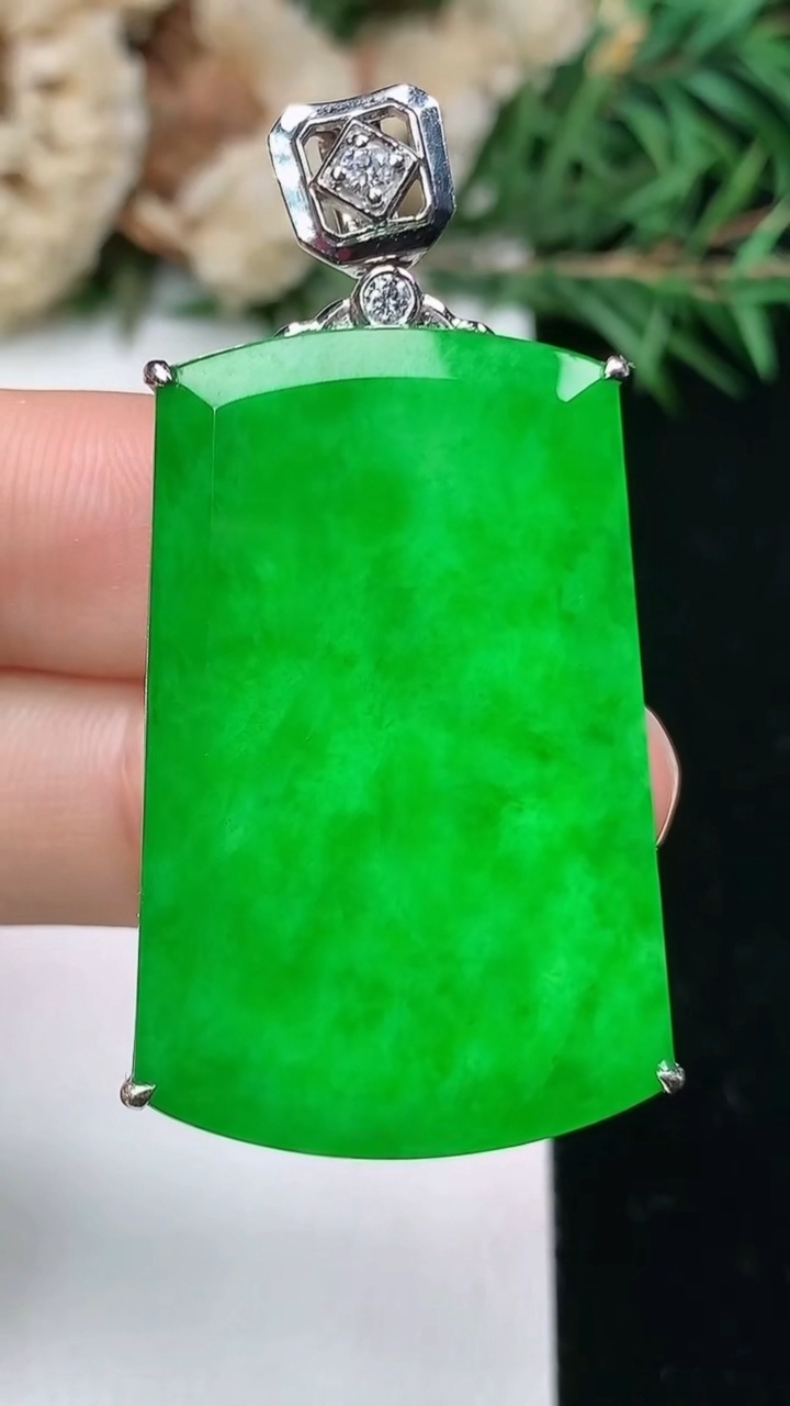 天然A货翡翠无事牌吊坠，尺寸35-23-6.7，重量:11.50g
4月4日