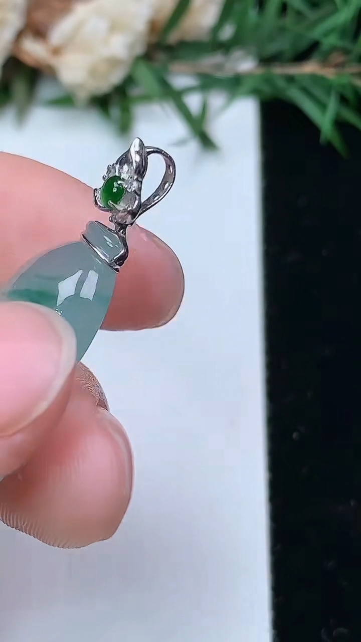 天然A货翡翠飘花葫芦吊坠，尺寸26-17.4-6，重量:5.15g
4月4日