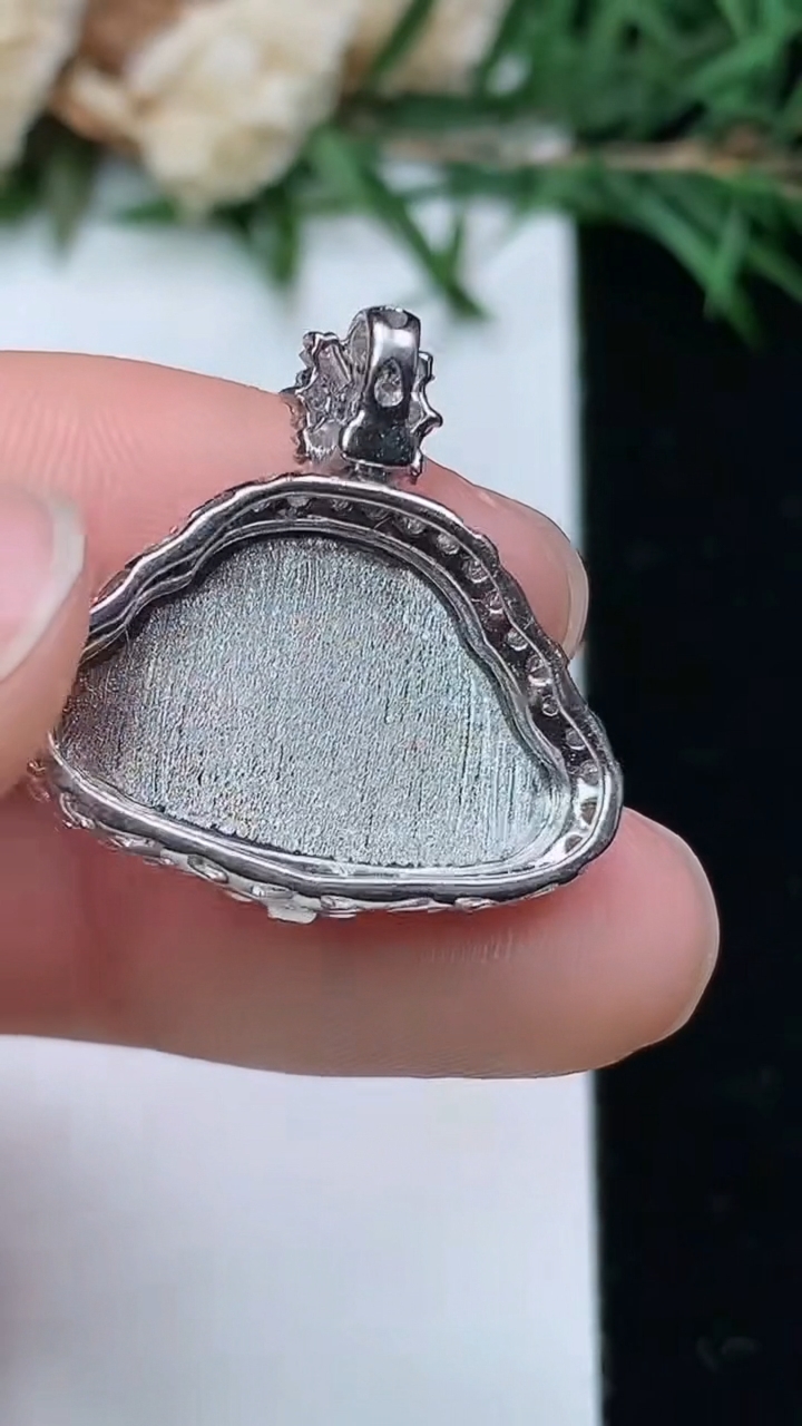 天然A货翡翠白冰佛公吊坠，尺寸22.2-22-6.8，裸石12.5-19.6，重量:3.91g
4月4日