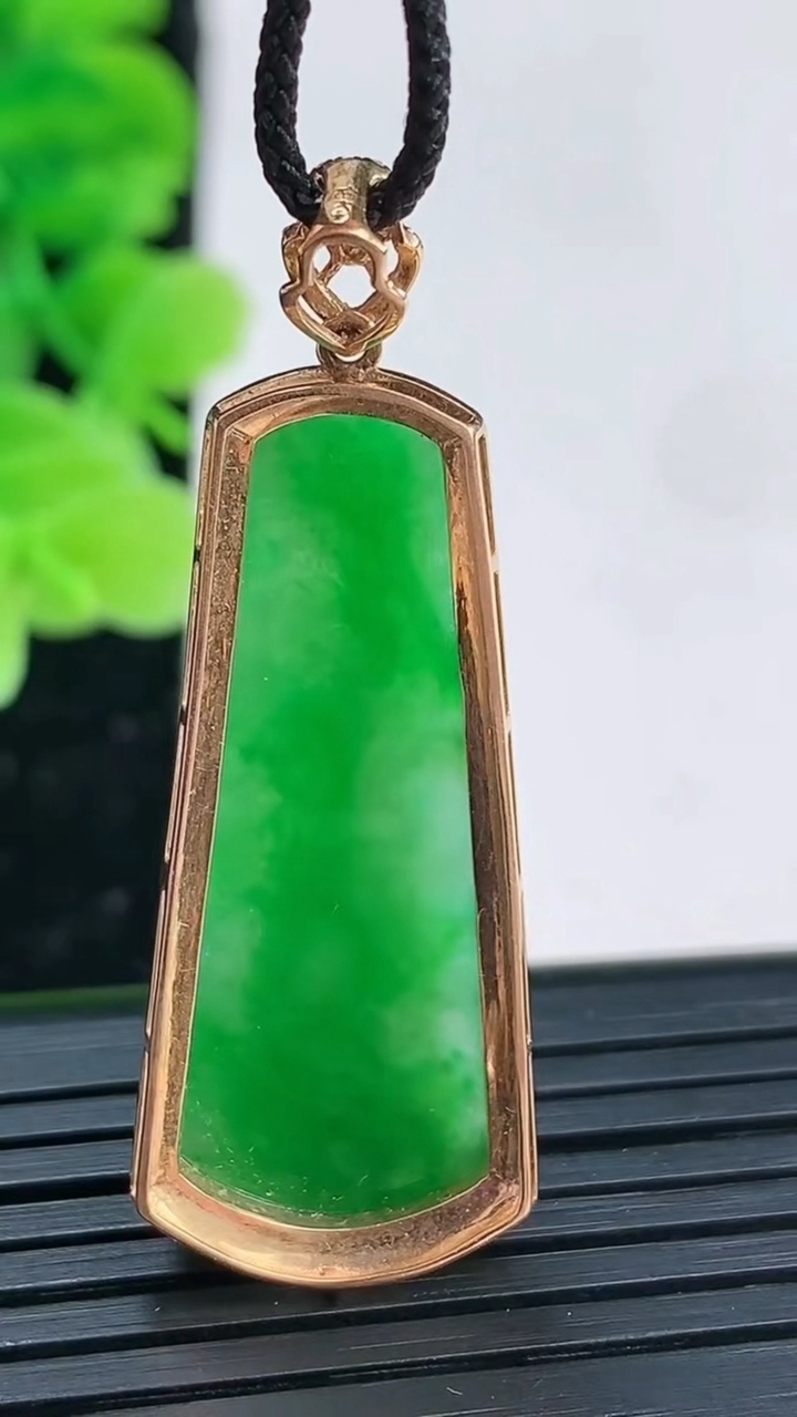天然A货翡翠无事牌吊坠尺寸42.7-15.6-6.6裸石32.5-13.3重量:5.14g
4月4日