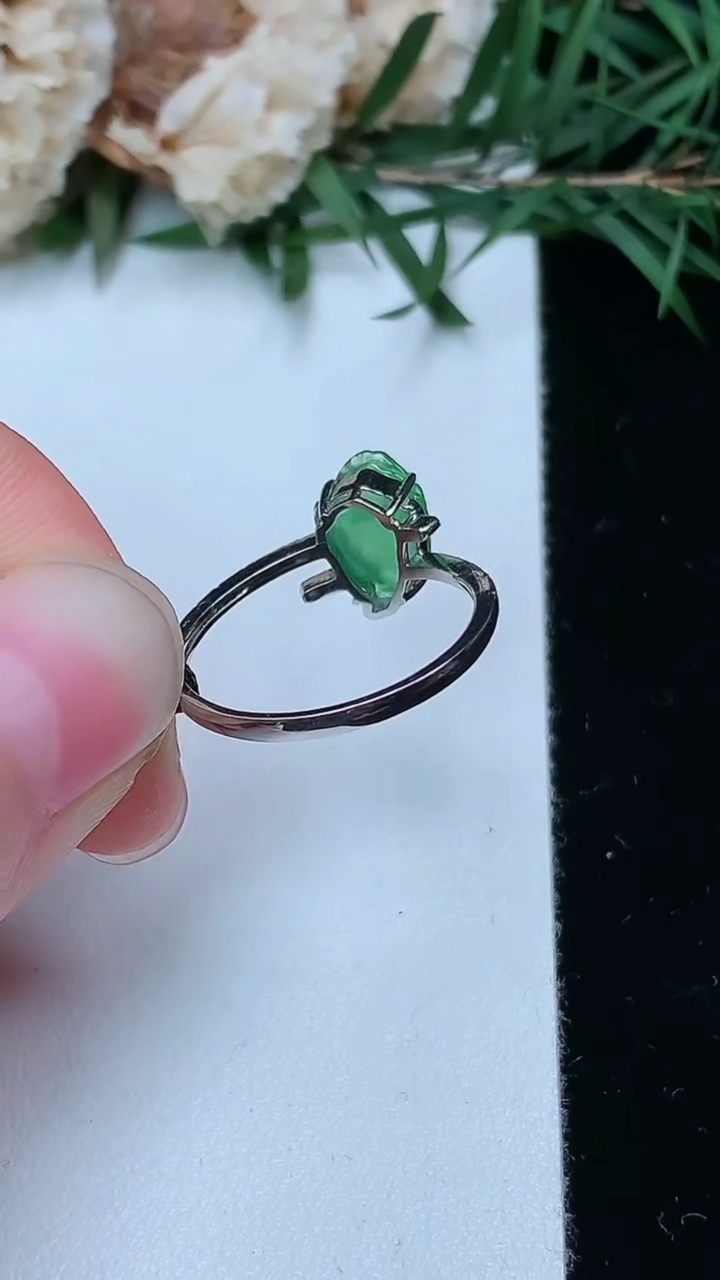 天然A货翡翠金蟾戒指，尺寸16.9-9.5-6.8，重量:1.81g2026年4月4日
工厂直销收藏佳品,种好水足，色泽均匀，有种有色，上手高大气！