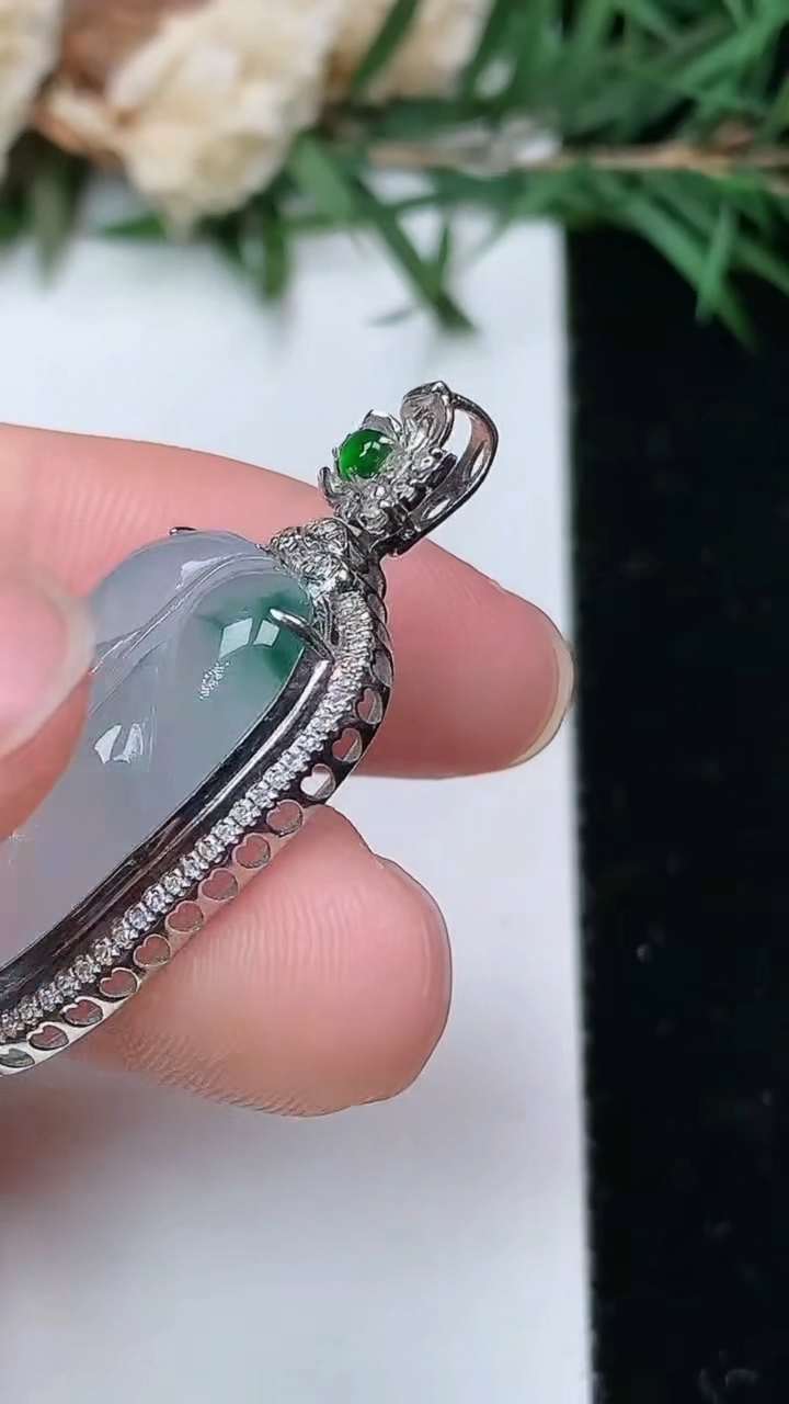 天然A货翡翠金枝玉叶 叶子吊坠，尺寸33.8-16.4-6.9，裸石22.4-13.5，重量:4.20g
4月4日