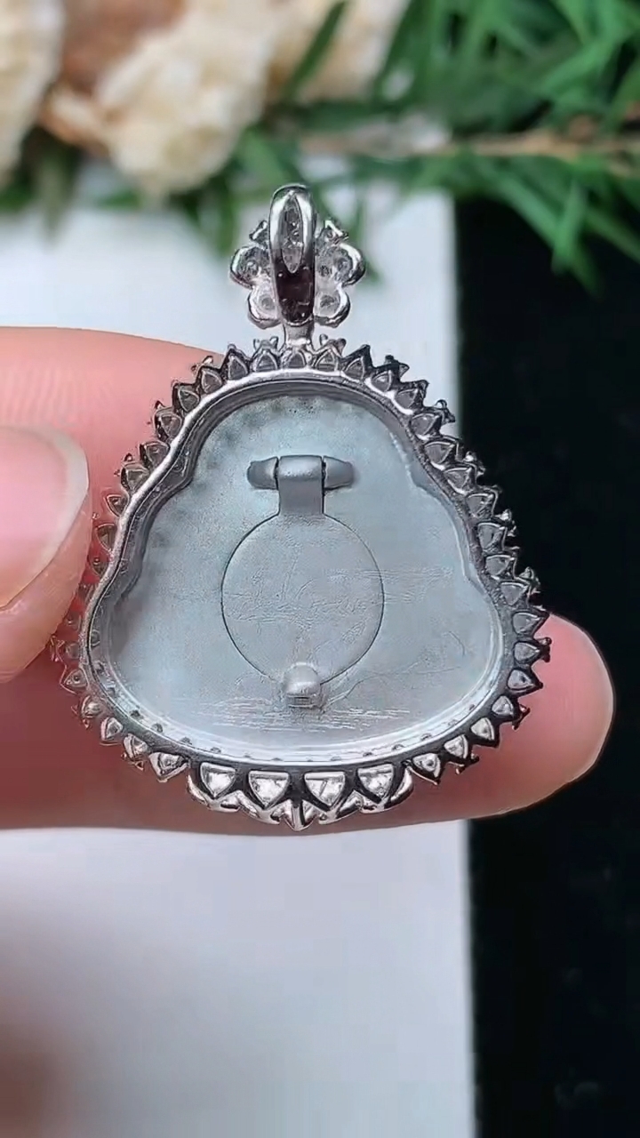 天然A货翡翠佛公吊坠，尺寸29.6-23.2-8.8，裸石17.5-18.7，重量:5.63g
4月4日