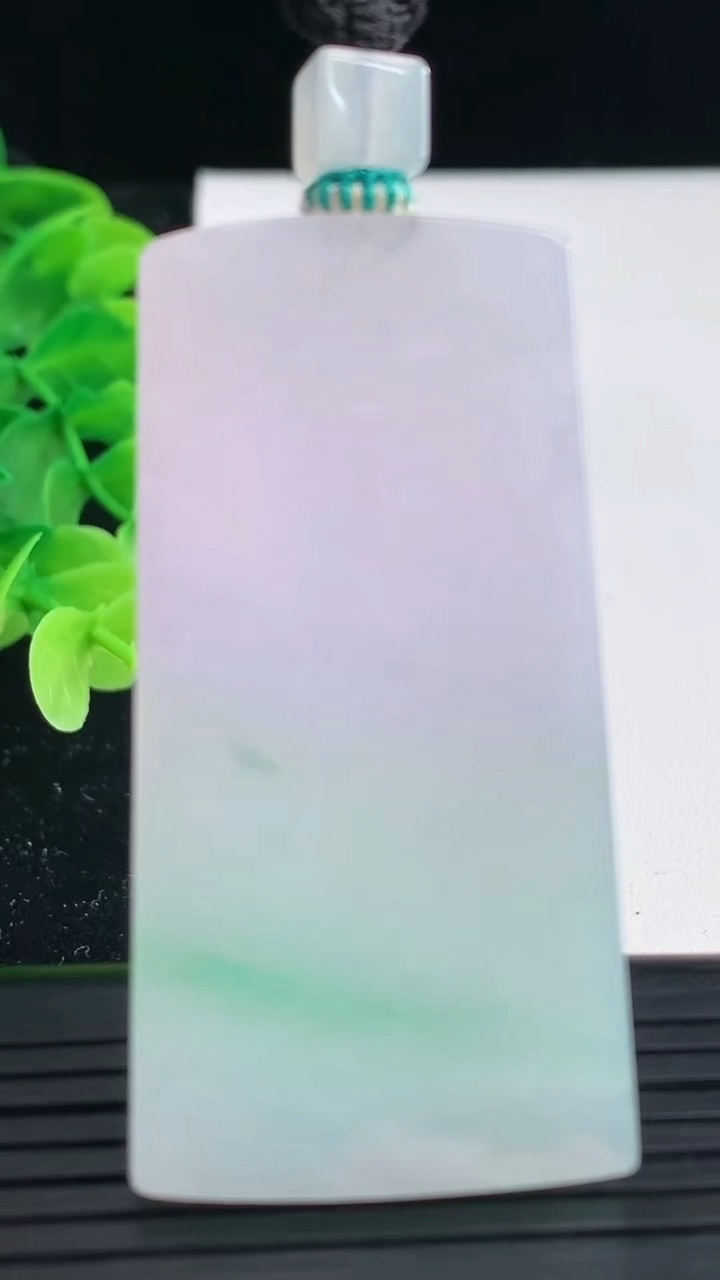 天然A货翡翠无事牌吊坠尺寸53.1-27.3-6.3重量:32.92g
4月4日