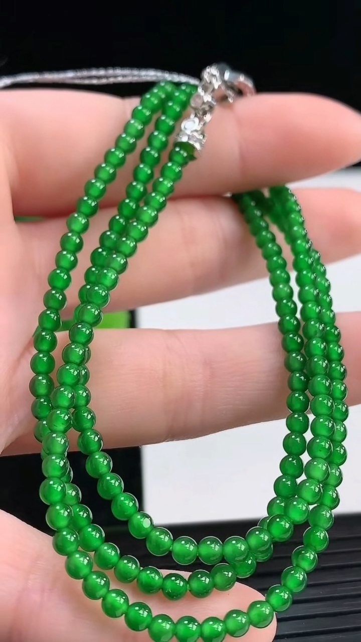 天然A货翡翠小米珠项链尺寸2.9-178颗重量:10.13g
4月4日