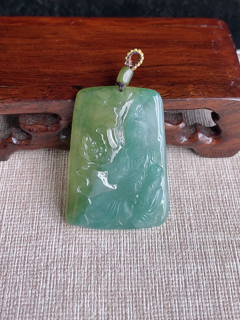 天然A货翡翠飘黄翡大势至菩萨吊坠 
尺寸38.8-27.7-5mm 重量11.00g 0404