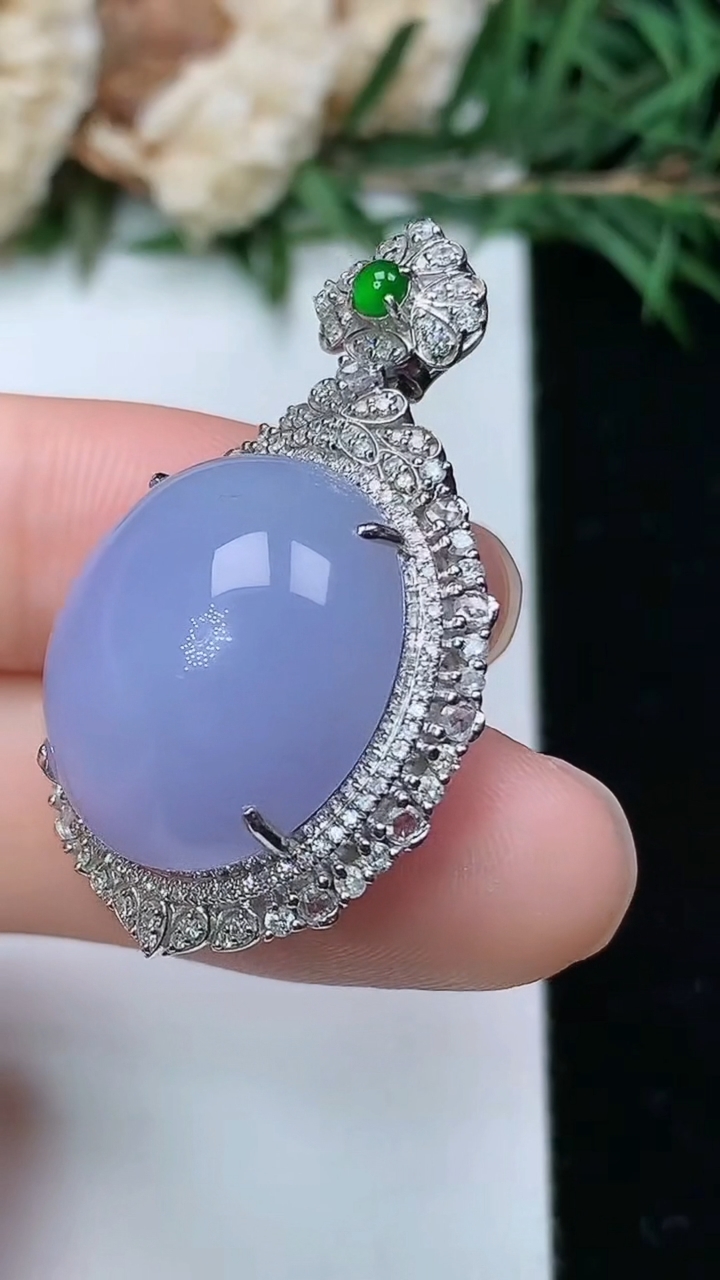 天然A货翡翠k金紫罗兰蛋面吊坠，尺寸35-21.8-14，裸石18.5-16.5，重量:8.10g
4月4日